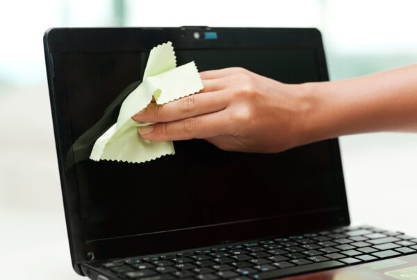 czyszczenie ekranu laptopa